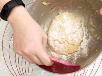 step4: 靜置後，灑低粉麵團上，然後用矽膠工具幫手。