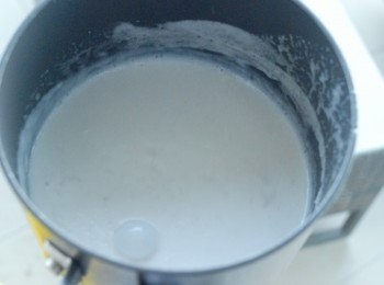 step2: 將椰漿、鹽和糖放入鍋內，用中火煮至糖溶化