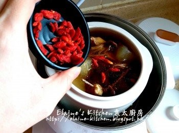 step10: 燉至時間到最後30分鐘時 , 加入杞子拌勻繼續燉