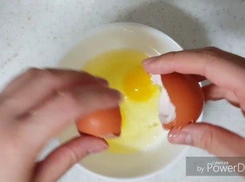 step1: 打兩隻蛋入碗內