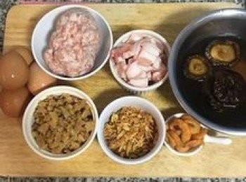 step1: 香菇和蝦米洗淨後用冷水泡軟（香菇水請留下）；五花肉切薄片；菜脯水洗後視鹹度略泡水後瀝乾；