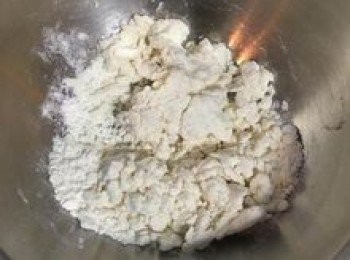 step3: 接著將糯米粉和水拌攪在一起；