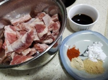 step1: 急凍豬肋條一包解凍洗淨後,用<span class="group_2">調味料:</span>辣椒粉1/4茶匙,蒜粉半茶匙,砂糖1茶匙,生粉1茶匙,生抽1湯匙醃15分鐘以上