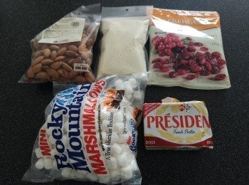 step1: 準備材料，另準備兩張烘焙紙、烘焙用的木棒、麵包刮、米紙和糖果紙。