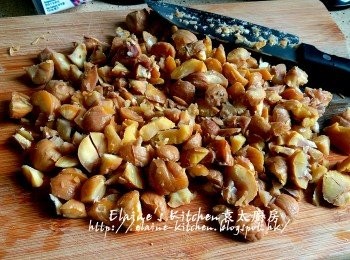 step8: 栗子煮30分鐘後去殼 , 栗子肉切碎