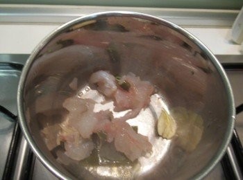 step3: 取小鍋子,倒入味霖滾與蒜碎煮滾出香氣,放入步驟2蓋鍋蓋.可加昆布柴魚片湯的昆布渣.