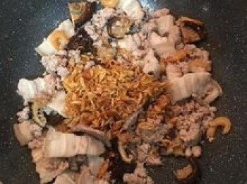 step6: 放入油蔥酥炒勻；