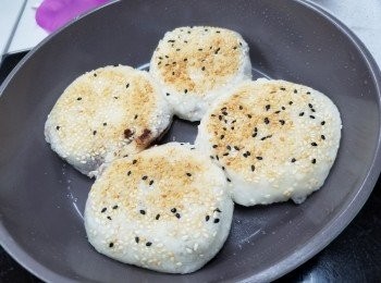 step4: 不黏鑊燒熱，加入適量油，擺入煎至兩面金黃即可