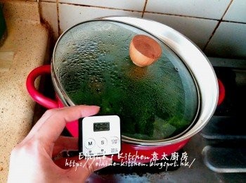 step5: 用中火煲滾後蓋上蓋轉慢火煲1小時