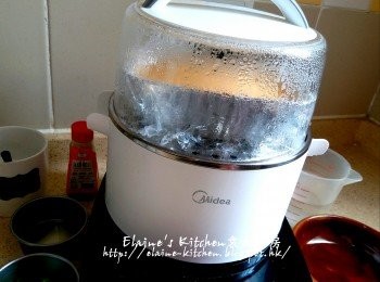 step3: 放入早餐機內蓋上蓋按<蒸 / 煮>功能 , 時間調至5分鐘