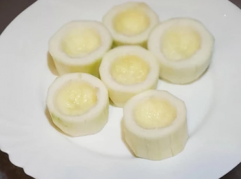 step2: 把節瓜蒸20分鐘， 小心倒出節瓜中的水分，在放到器皿中 ，把罐裝小鮑魚倒入鍋中加熱