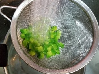 step9: 再將涼瓜沖凍水(作用是令涼瓜不會變黃)