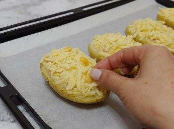 step11: 把半薯放在舖上牛油紙的焗盤; 灑上適量芝士碎