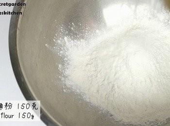 step1: 先把高筋麵粉跟糯米粉放進碗中
(糯米粉這裡有給麵包一點QQ的感覺)