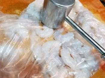 step3: 用食物袋起蝦肉,將蝦肉拍碎