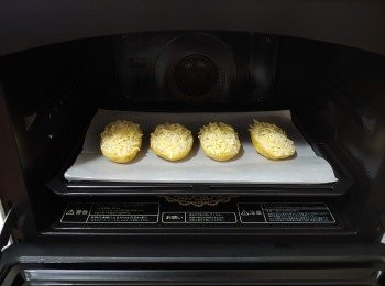 step12: 放進預熱220度的焗爐焗10分鐘至芝士溶化金黃