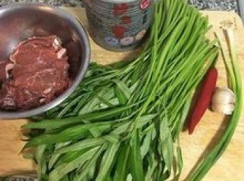 step1: 空心菜洗淨備用；羊肉片略切；