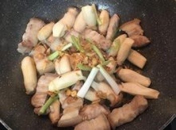 step3: 放入蔥白與紅蔥酥炒出香味；