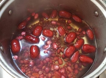 step2: 鍋中加水1500ml，放入紅豆、紅棗、花生。