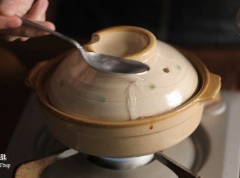 step6: 最後再從鍋邊嗆入米酒即可。