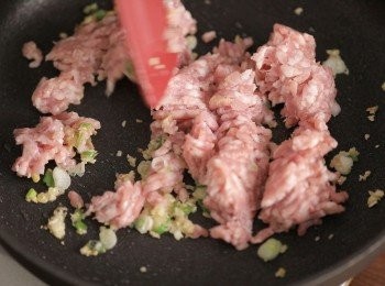 step1: 首先將，蔥、薑、蒜下鍋爆香後，加入豬絞肉炒香、炒乾。