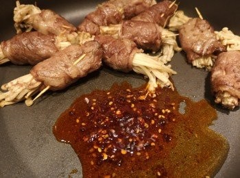 step4: 用幾多麻辣醬隨自己喜歡，爆香麻辣醬後炒一炒金菇牛肉卷，再加少少美極。