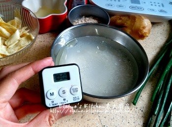 step2: 放入碗內加少許鹽 , 油及水浸過面靜待30分鐘再瀝乾水份