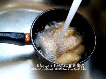 step3: <a href="https://bit.ly/3zHU5V3" target="_blank" data-keyword="雞翼" class="guide-link"><strong>雞翼</strong></a> <span style="display:inline-block;vertical-align:middle;margin-top:-3px;color:initial;border-radius:3px;padding:2px 3px;font-size:12px;line-height:14px;background:#87d300;color:#fff;">即買</span> 煮約5分鐘至大滾後盛起用水沖一沖洗及瀝乾