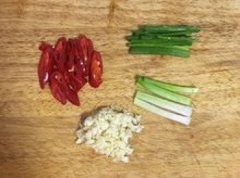 step6: 蔥切段，分蔥白和蔥綠；蒜拍扁去皮切末；辣椒去籽後斜切；