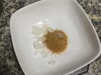 step9: 取一個可入蒸鍋的深碗，放入冰糖與棕櫚糖（或二砂）；