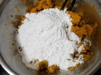 step2: 趁熱壓成蓉然后砂糖及糯米粉倒入南瓜蓉