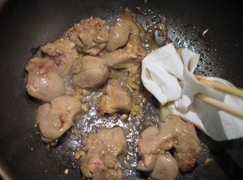 step4: 待雞肝兩面都變色後，如果鍋子裡油很多，可以用廚房紙巾稍微吸一下。