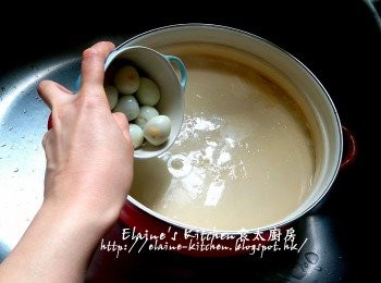 step11: 最後加入鵪鶉蛋及冰糖拌勻 , 蓋上蓋用慢火煮5分鐘