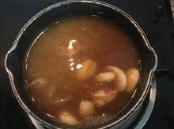 step20: 在來米粉加等量的水調勻，倒入湯鍋中勾芡；最後滴幾滴香油，讓淋醬帶光澤。
用在來米粉勾芡，醬汁冷後會變濃稠，所以剛煮好的醬汁應該是類似薄芡的感覺喔！