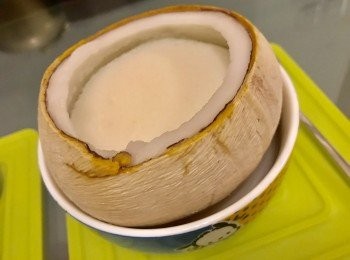 step5: 確保椰皇水完全倒出，椰皇內不要太濕，擔心的話， 可用廚房紙巾稍為抹乾一下， 才把鮮奶蛋白混合物倒進去， 再拿去蒸。