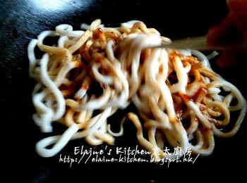 step10: 原鑊加入上海麵 , <span class="group_3">調味料</span>及水拌勻至麵上色