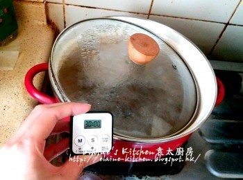 step3: 將瘦肉轉放入大煲內 , 加入8杯水份量 , 蓋上蓋用中火煮30分鐘
