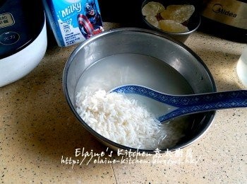 step1: 白米用水沖一沖洗乾淨瀝乾水份 , 加1杯水份量浸過面靜待一晚
