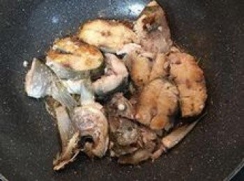 step4: 不沾鍋燒熱，放入適量的油，將魚入鍋煎到兩面上色；