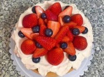 step8: 接著隨意的將對切草莓擺在中間，再擺上藍莓，並用薄荷葉點綴便完成囉～