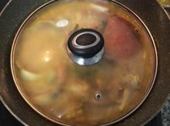 step9: 蓋鍋蓋燜煮3分鐘到螃蟹都煮紅；