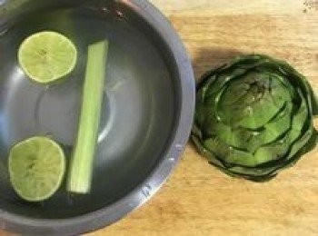 step3: 取一盆水擠入檸檬汁，把檸檬也丟進去，先將朝鮮薊的梗切下，並將表皮削除後丟入檸檬水內浸泡防止氧化變黑。另外用剪刀將朝鮮薊花薊的尖角剪除。