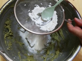 step6: 低筋麵粉過篩，分兩次加進去，用刮刀以切拌方法混合。