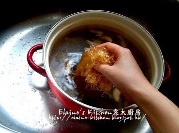 step10: 用中火煲至滾後再加入素翅 , <span class="group_2">調味料</span>及生粉水拌勻