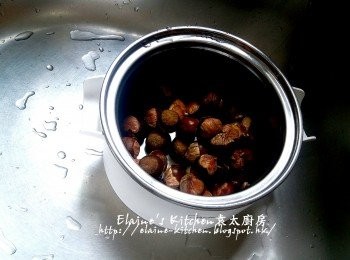 step5: 期間將栗子放入早餐機的煲仔內