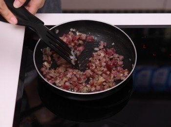 step3: 叉燒和洋葱切細粒，放入平底鑊中炒香，加入叉燒汁、生抽、糖、蠔油炒勻，最後加入生粉水拌勻，盛起放涼備用。