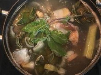 step13: 放入九層塔增加香氣；煮滾後放入鰹魚粉，試調味再用鹽微調；最後加入蔥花煮滾後轉小火保溫。