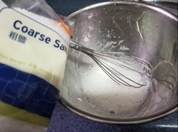 step2: 將蛋白用打蛋器打至起白泡，倒入粗鹽混合