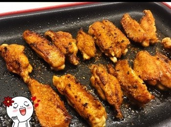 step4: 直至煎到金黃色，此時可再在雞翅上面再灑多一點七味粉，增加香辣口味～ 完成！這道菜可以當小吃，也可以用來下飯，易做又惹味，值得試試~