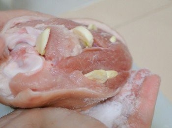 step5: 將鹽同黑椒塗上豬手
